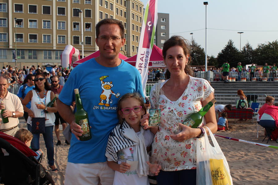 ¿Estuviste en el récord de escanciado simultáneo de 2017? ¡Búscate! (3)