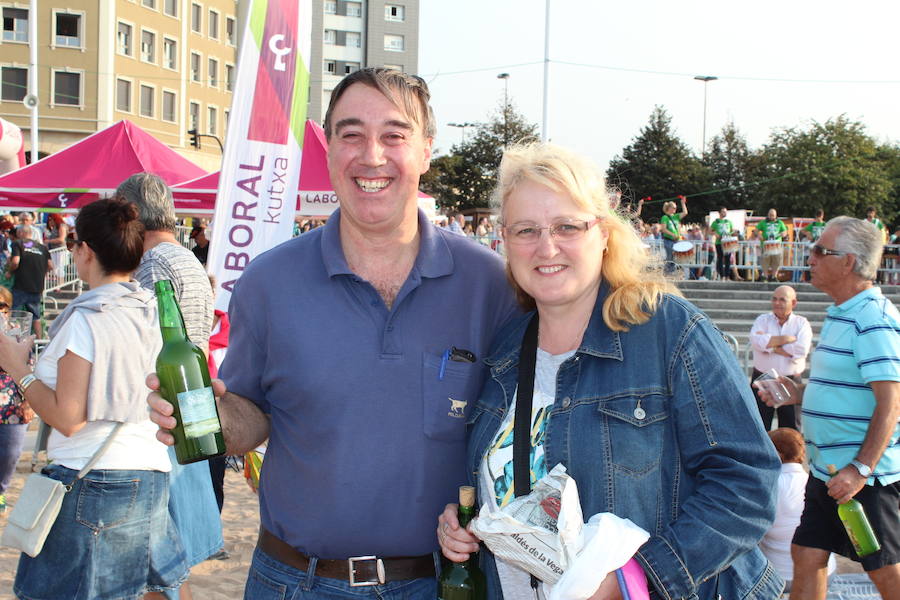 ¿Estuviste en el récord de escanciado simultáneo de 2017? ¡Búscate! (3)