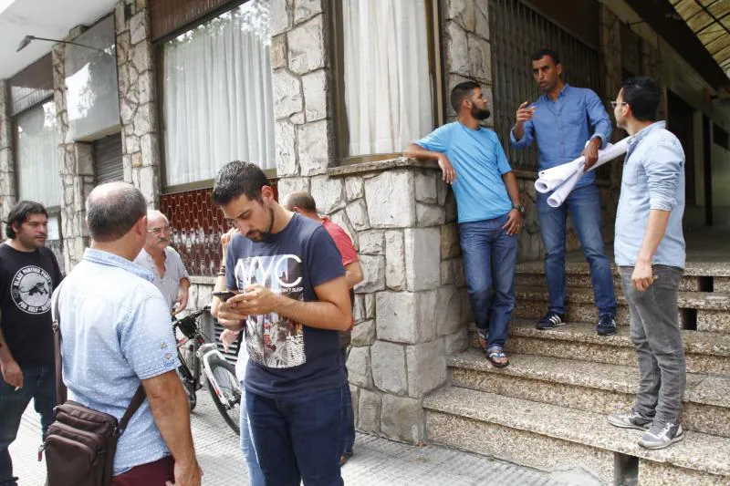 Varios miembros de la comunidad musulmana en Avilés han guardado un minuto de silencio en señal de duelo y repulsa por el atentado terrorista ocurrido en Barcelona