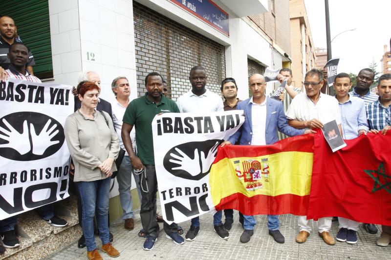 Varios miembros de la comunidad musulmana en Avilés han guardado un minuto de silencio en señal de duelo y repulsa por el atentado terrorista ocurrido en Barcelona