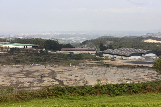 Parte de las instalaciones de tratamiento de basuras y vertedero que Cogersa tiene en la parroquia gijonesa de Serín, vistas desde Campañones, en el concejo de Corvera. 