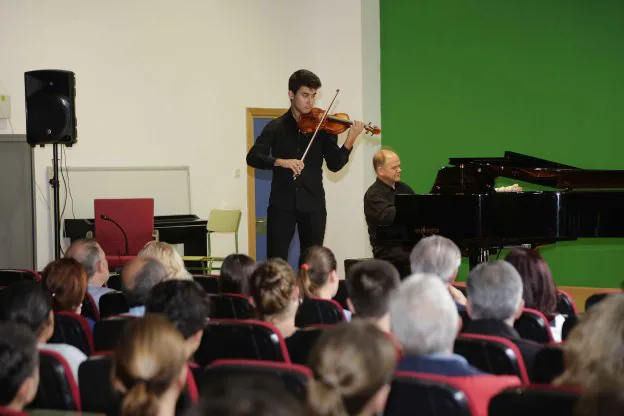 Un momento del concierto en el instituto. :: NEL ACEBAL