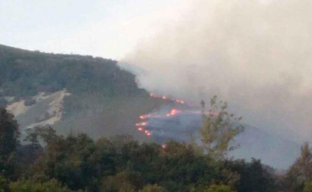 Las llamas avanzan en el monte de Degaña.