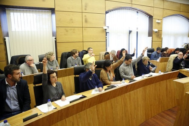 La concejala de Urbanismo, Noelia Macías (segunda por la izquierda) en un Pleno de Siero. 
