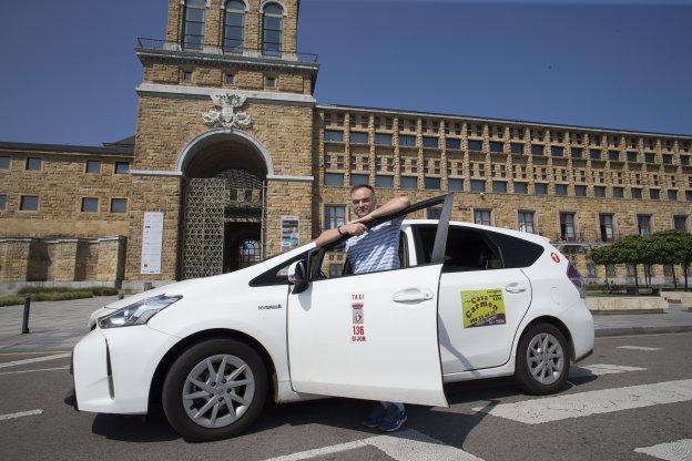El taxista Marcos Trabanco, con su vehículo, en los diferentes puntos por los que lleva a los turistas. 