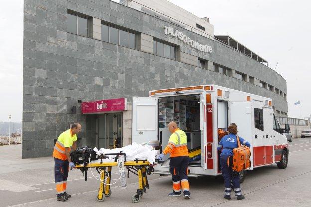 Una ambulancia traslada al hombre que sufrió un infarto al Hospital de Cabueñes. 