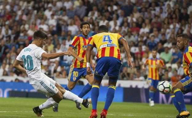 Asensio dispara para adelantar al Real Madrid. 