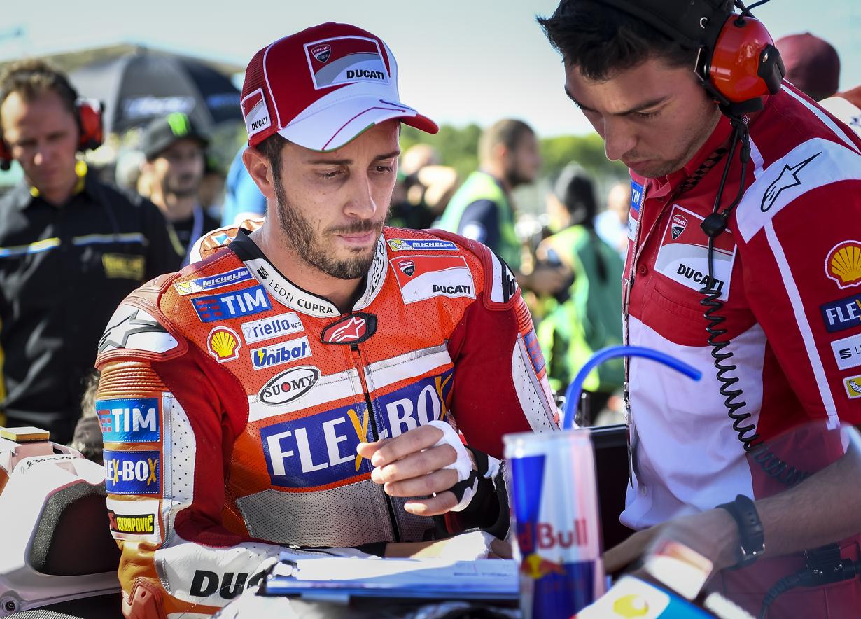 Las carreras en el circuito de Silverstone se saldaron con las victorias de Andrea Dovizioso (MotoGP), Arón Canet (Moto2) y Takaaki Nakagami (Moto3)