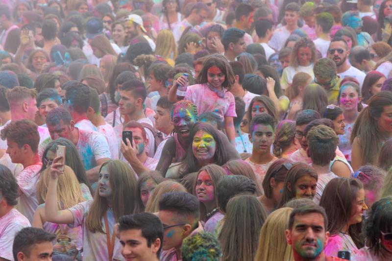 Miles de jóvenes de toda Asturias han acudido a la llamada de esta fiesta que se inspira en celebraciones hinduistas para festejar la alegría