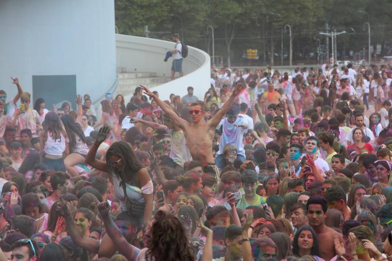 Miles de jóvenes de toda Asturias han acudido a la llamada de esta fiesta que se inspira en celebraciones hinduistas para festejar la alegría