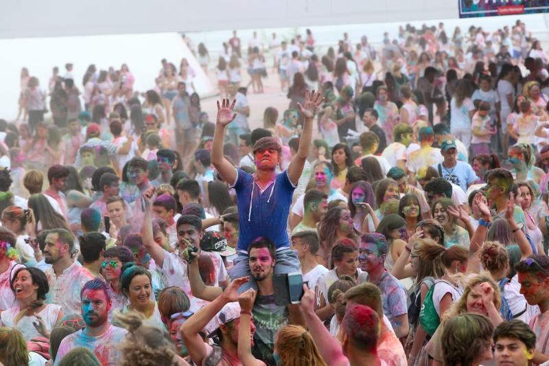 Miles de jóvenes de toda Asturias han acudido a la llamada de esta fiesta que se inspira en celebraciones hinduistas para festejar la alegría