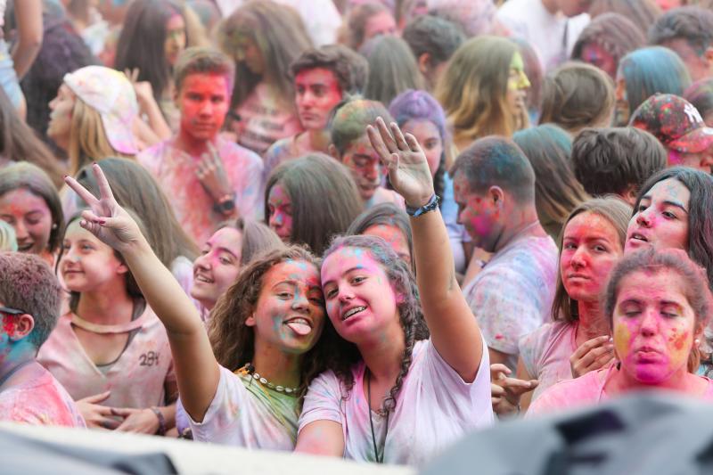 Miles de jóvenes de toda Asturias han acudido a la llamada de esta fiesta que se inspira en celebraciones hinduistas para festejar la alegría