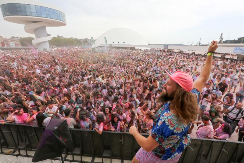 Miles de jóvenes de toda Asturias han acudido a la llamada de esta fiesta que se inspira en celebraciones hinduistas para festejar la alegría