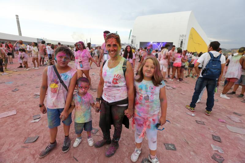 Miles de jóvenes de toda Asturias han acudido a la llamada de esta fiesta que se inspira en celebraciones hinduistas para festejar la alegría