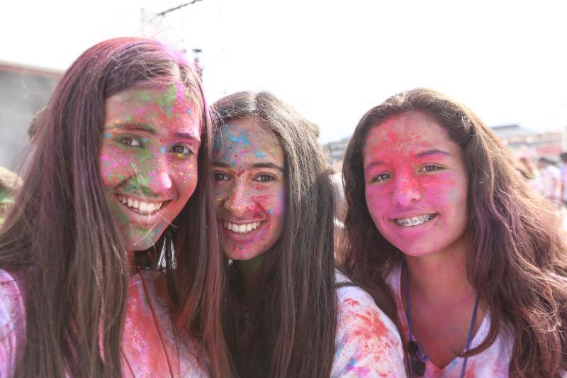 Miles de jóvenes de toda Asturias han acudido a la llamada de esta fiesta que se inspira en celebraciones hinduistas para festejar la alegría