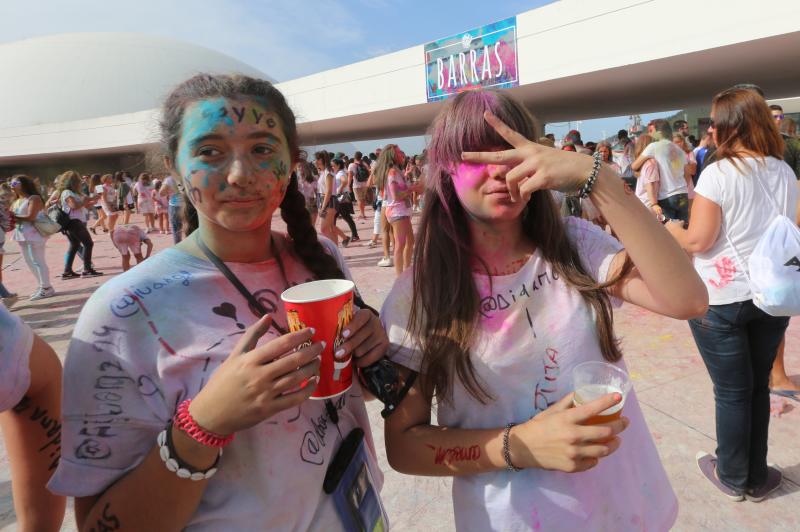 Miles de jóvenes de toda Asturias han acudido a la llamada de esta fiesta que se inspira en celebraciones hinduistas para festejar la alegría