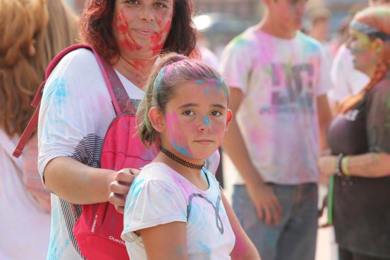 Miles de jóvenes de toda Asturias han acudido a la llamada de esta fiesta que se inspira en celebraciones hinduistas para festejar la alegría