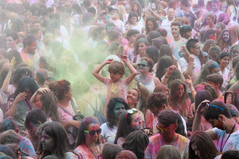 Miles de jóvenes de toda Asturias han acudido a la llamada de esta fiesta que se inspira en celebraciones hinduistas para festejar la alegría