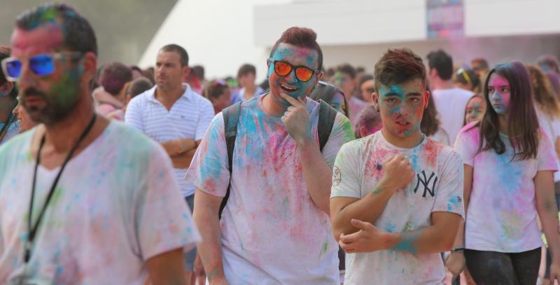 Miles de jóvenes de toda Asturias han acudido a la llamada de esta fiesta que se inspira en celebraciones hinduistas para festejar la alegría