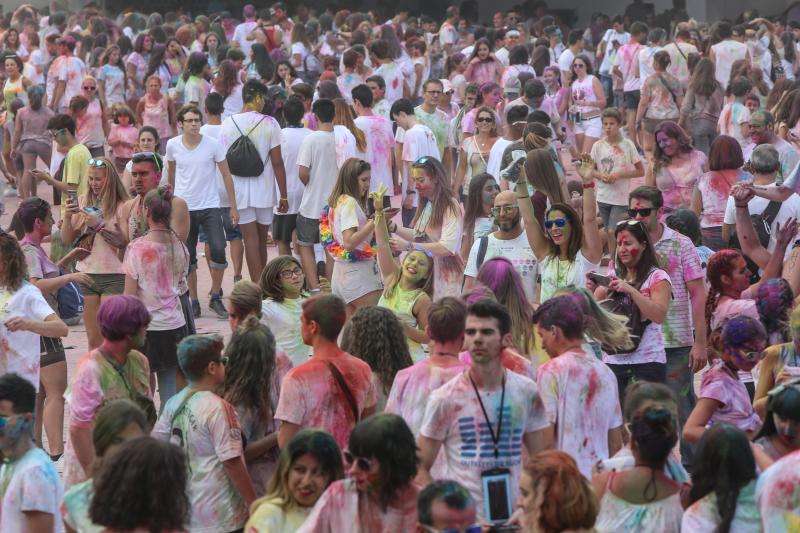 Miles de jóvenes de toda Asturias han acudido a la llamada de esta fiesta que se inspira en celebraciones hinduistas para festejar la alegría