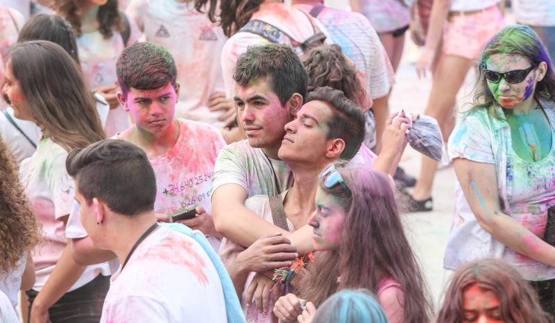 Miles de jóvenes de toda Asturias han acudido a la llamada de esta fiesta que se inspira en celebraciones hinduistas para festejar la alegría