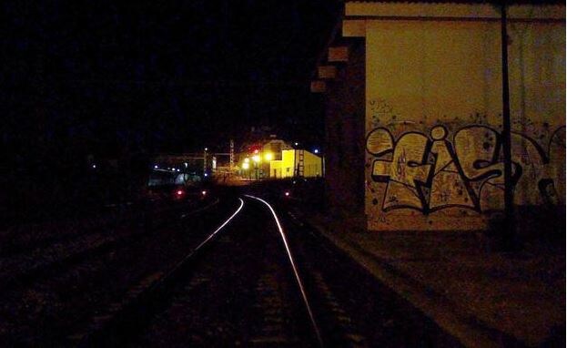 Imagen principal - La cámara de Adif que grabó a la pequeña andando por el andén pierde a la niña cuando pasa por la caseta de la foto de arriba. Las traviesas de las vías tienen cables y desniveles que dificultan el camino al andar sobre ellas. La baja iluminación que hay una vez pasado Pizarra hace que sea muy fácil tropezarse al no ver lo que hay delante. / SUR