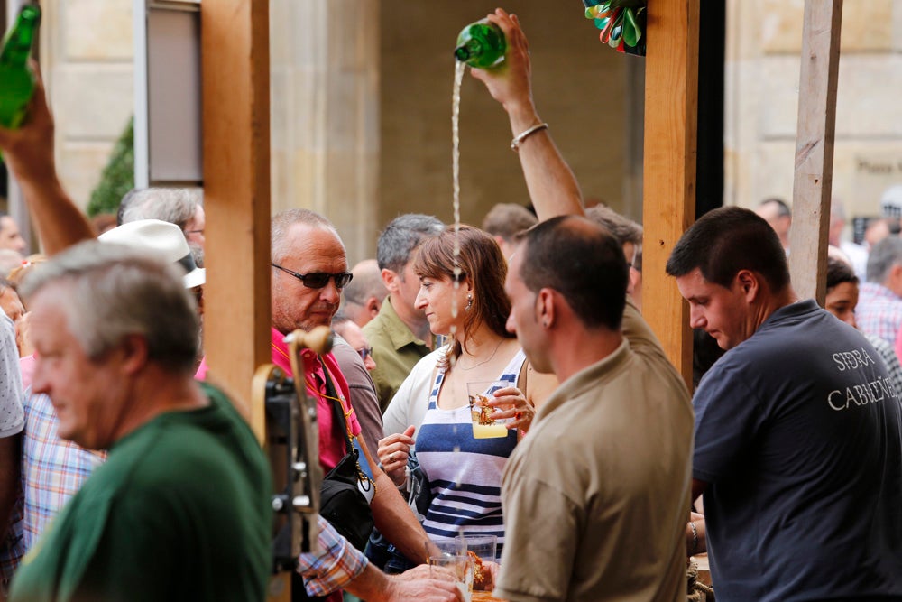 La Fiesta de la Sidra Natural se despide hasta el año que viene despachando cientos de botellas, premiando a los mejores llagareros