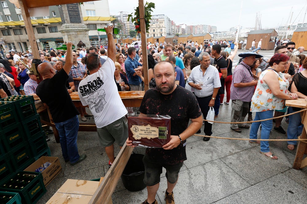 La Fiesta de la Sidra Natural se despide hasta el año que viene despachando cientos de botellas, premiando a los mejores llagareros