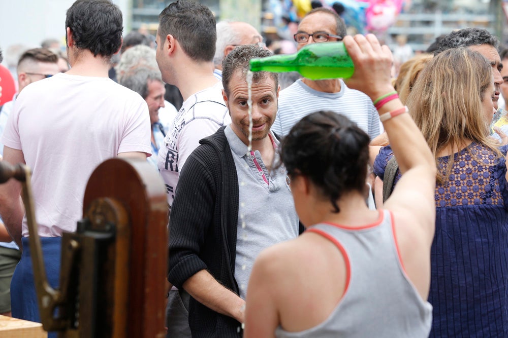 La Fiesta de la Sidra Natural se despide hasta el año que viene despachando cientos de botellas, premiando a los mejores llagareros