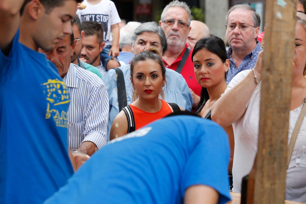 La Fiesta de la Sidra Natural se despide hasta el año que viene despachando cientos de botellas, premiando a los mejores llagareros