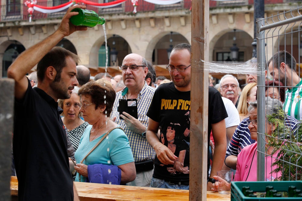 La Fiesta de la Sidra Natural se despide hasta el año que viene despachando cientos de botellas, premiando a los mejores llagareros