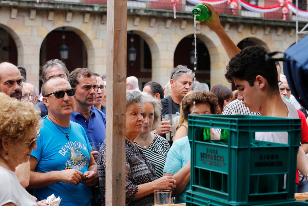 La Fiesta de la Sidra Natural se despide hasta el año que viene despachando cientos de botellas, premiando a los mejores llagareros