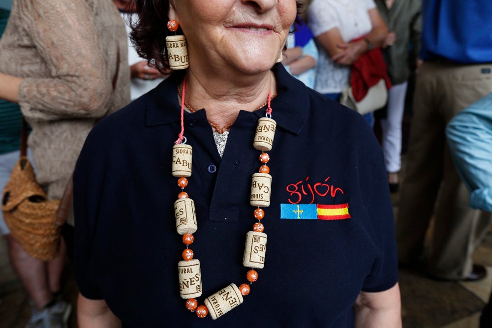 La Fiesta de la Sidra Natural se despide hasta el año que viene despachando cientos de botellas, premiando a los mejores llagareros