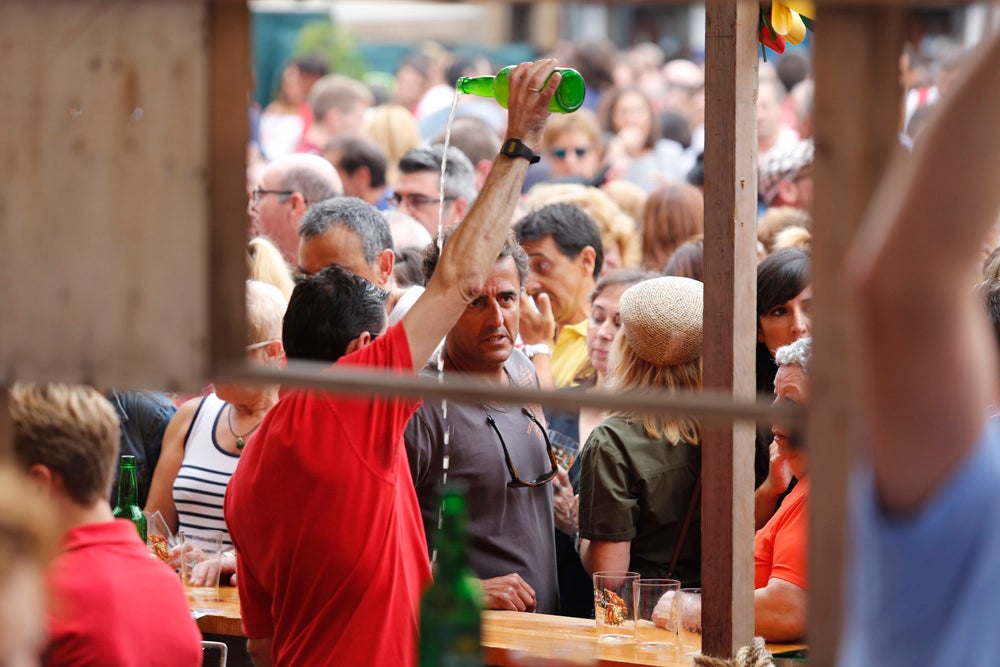 La Fiesta de la Sidra Natural se despide hasta el año que viene despachando cientos de botellas, premiando a los mejores llagareros
