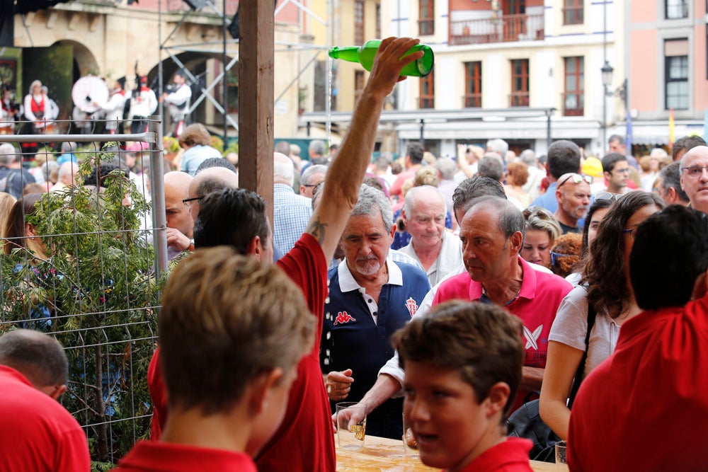 La Fiesta de la Sidra Natural se despide hasta el año que viene despachando cientos de botellas, premiando a los mejores llagareros