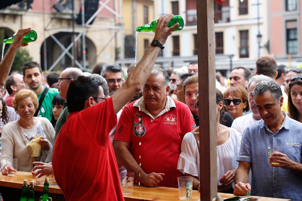 La Fiesta de la Sidra Natural se despide hasta el año que viene despachando cientos de botellas, premiando a los mejores llagareros