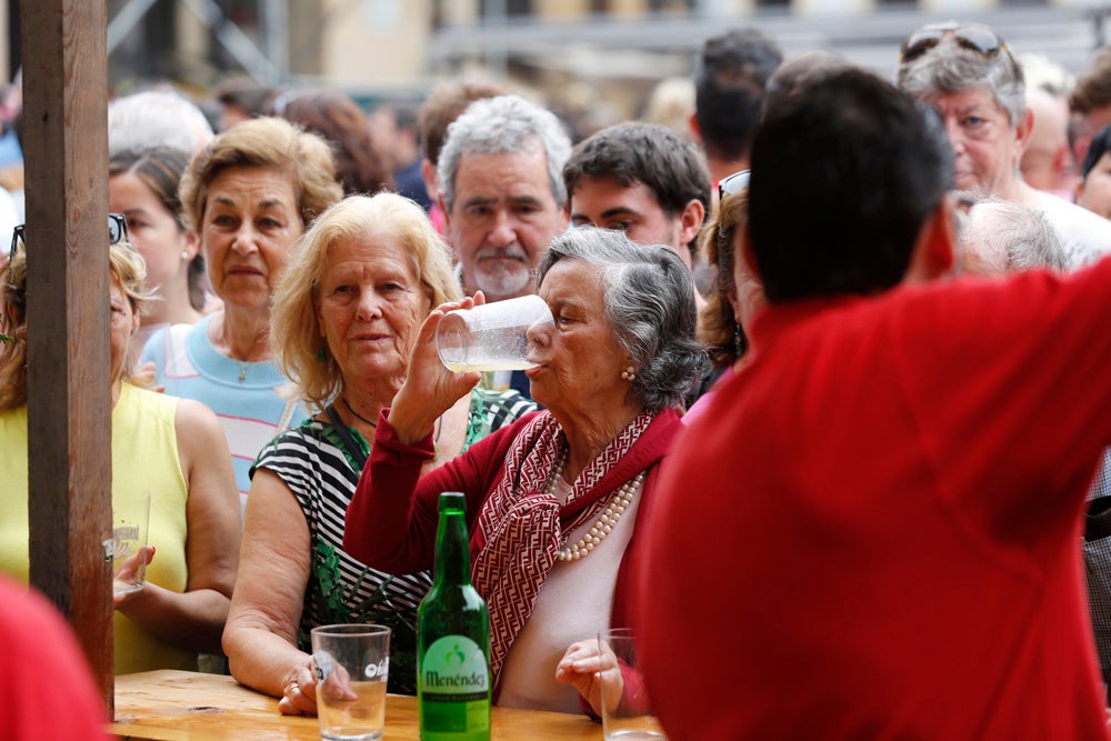 La Fiesta de la Sidra Natural se despide hasta el año que viene despachando cientos de botellas, premiando a los mejores llagareros