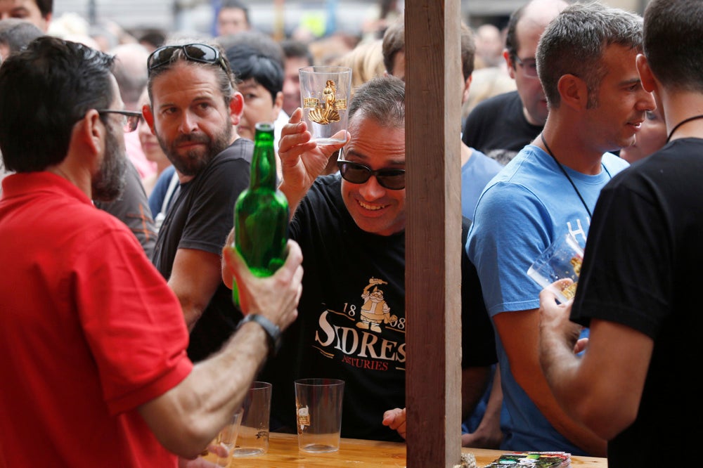 La Fiesta de la Sidra Natural se despide hasta el año que viene despachando cientos de botellas, premiando a los mejores llagareros