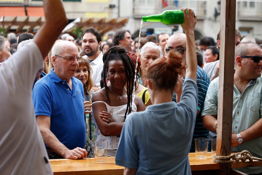 La Fiesta de la Sidra Natural se despide hasta el año que viene despachando cientos de botellas, premiando a los mejores llagareros