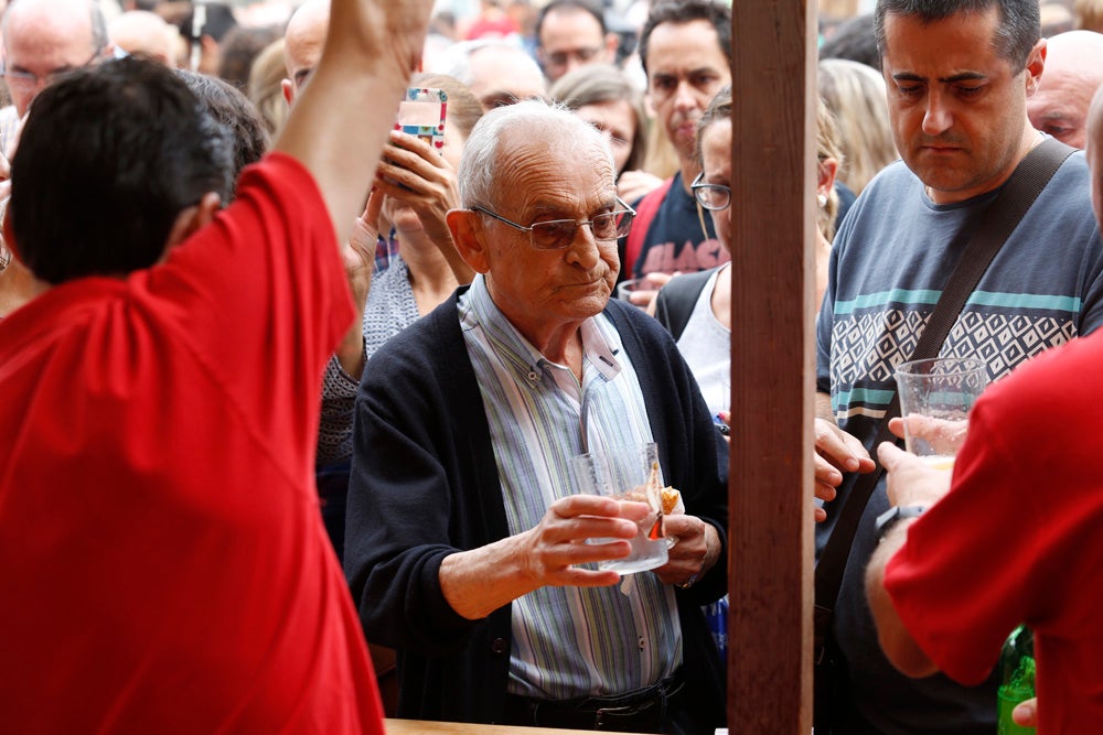 La Fiesta de la Sidra Natural se despide hasta el año que viene despachando cientos de botellas, premiando a los mejores llagareros