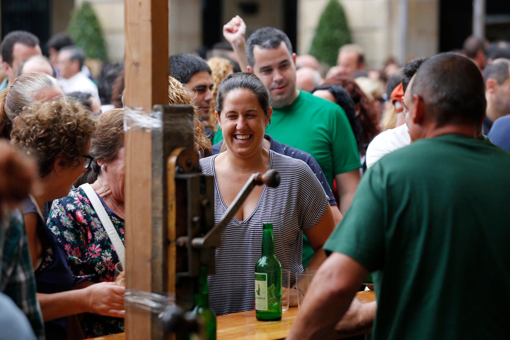 La Fiesta de la Sidra Natural se despide hasta el año que viene despachando cientos de botellas, premiando a los mejores llagareros
