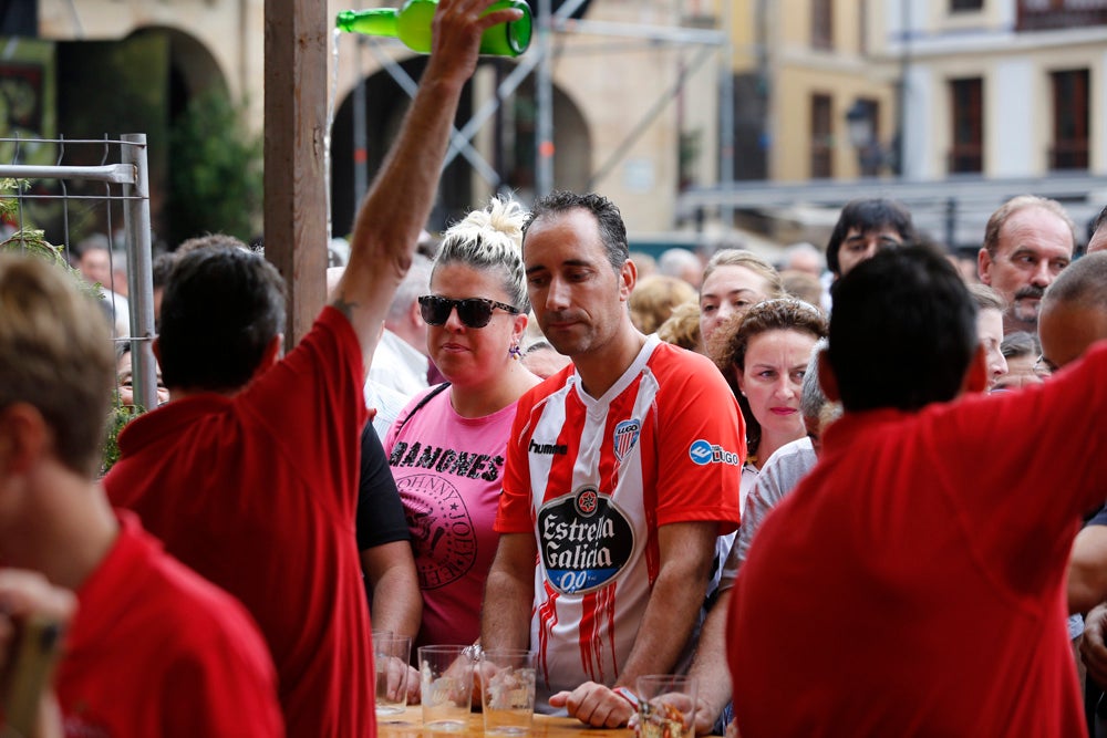 La Fiesta de la Sidra Natural se despide hasta el año que viene despachando cientos de botellas, premiando a los mejores llagareros
