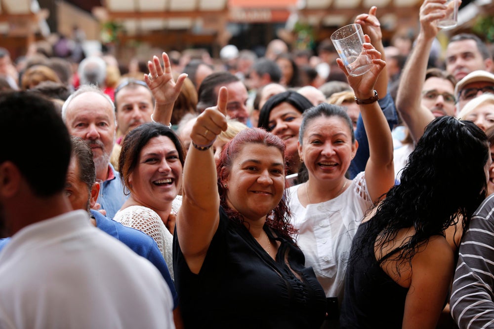 La Fiesta de la Sidra Natural se despide hasta el año que viene despachando cientos de botellas, premiando a los mejores llagareros