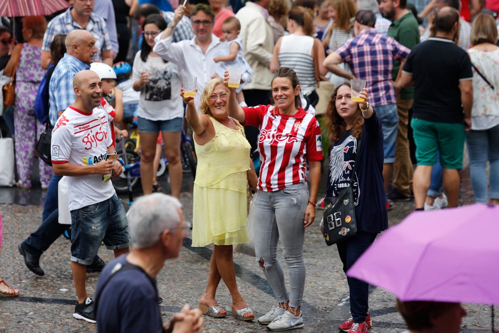 La Fiesta de la Sidra Natural se despide hasta el año que viene despachando cientos de botellas, premiando a los mejores llagareros