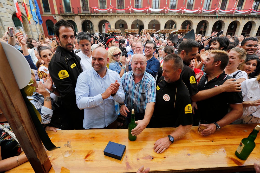 La Fiesta de la Sidra Natural se despide hasta el año que viene despachando cientos de botellas, premiando a los mejores llagareros