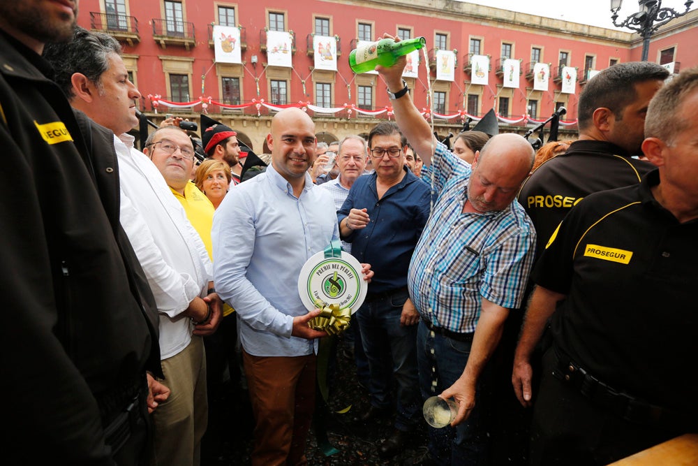 La Fiesta de la Sidra Natural se despide hasta el año que viene despachando cientos de botellas, premiando a los mejores llagareros