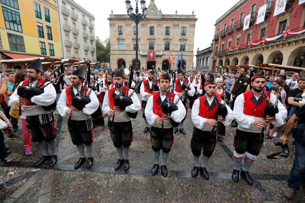 La Fiesta de la Sidra Natural se despide hasta el año que viene despachando cientos de botellas, premiando a los mejores llagareros