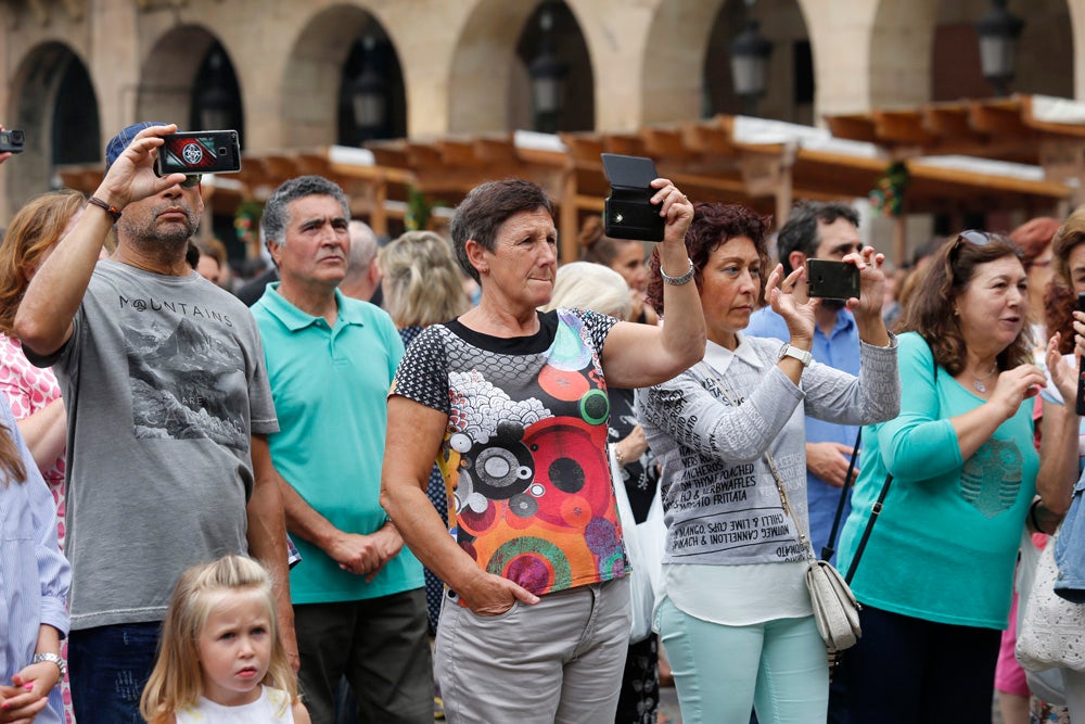 La Fiesta de la Sidra Natural se despide hasta el año que viene despachando cientos de botellas, premiando a los mejores llagareros