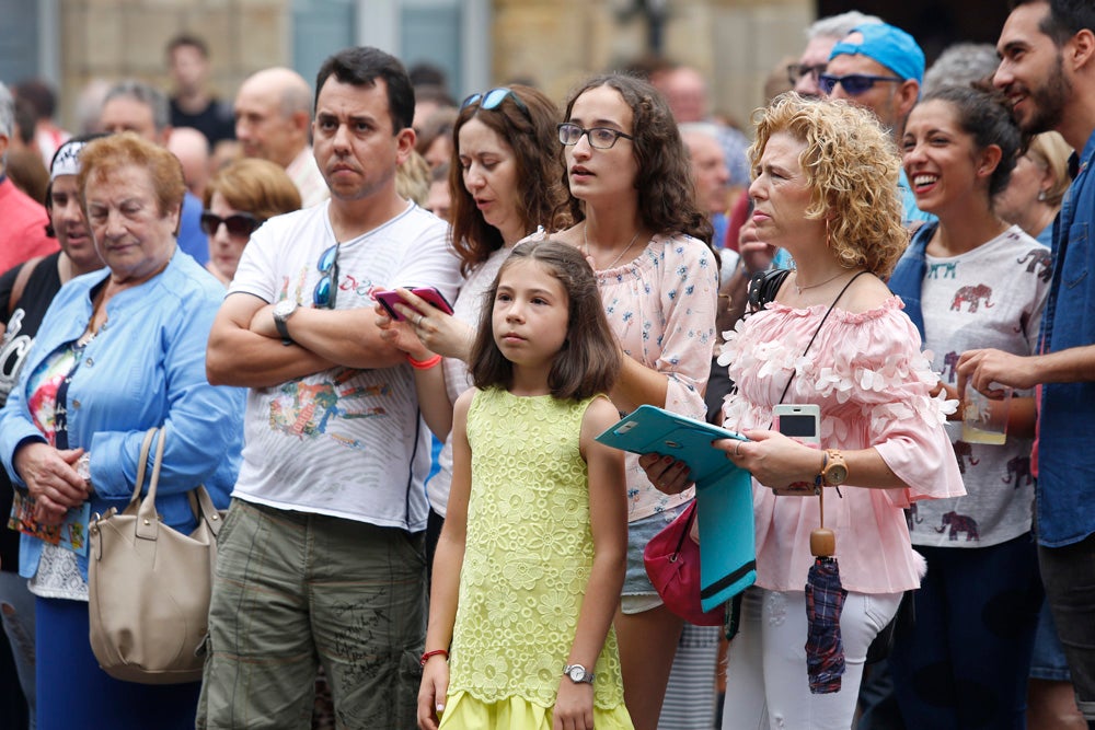 La Fiesta de la Sidra Natural se despide hasta el año que viene despachando cientos de botellas, premiando a los mejores llagareros