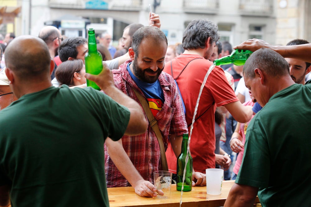 La Fiesta de la Sidra Natural se despide hasta el año que viene despachando cientos de botellas, premiando a los mejores llagareros